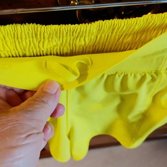 Women's Lululemon Electric Yellow HR 2.5" Hotty Hot Shorts Size 6 - Picture 7 of 10
